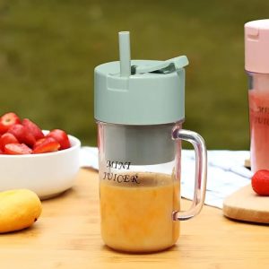 Mini rechargeable electric juicer